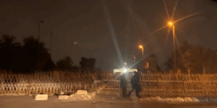 اغلاق مدخل المنطقة الخضراء بالحواجز الشائكة