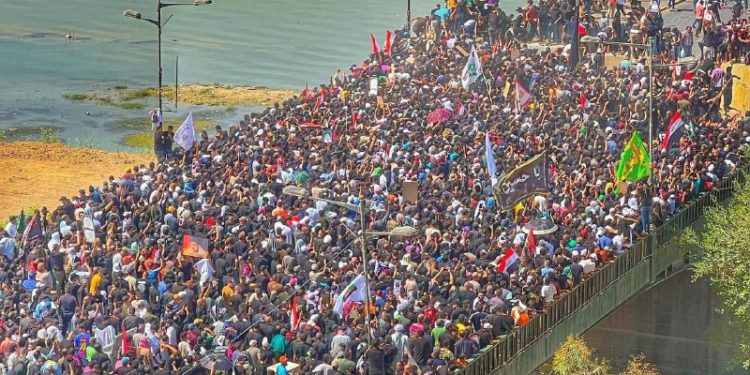 تحشد المتظاهرين في ساحة التحرير وتوجه نحو الخضراء