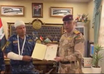 تكريم اثنيــن من منتسبي الاتحادية بعد صدهم لمهاجمة للدواعش ويخاطبهم