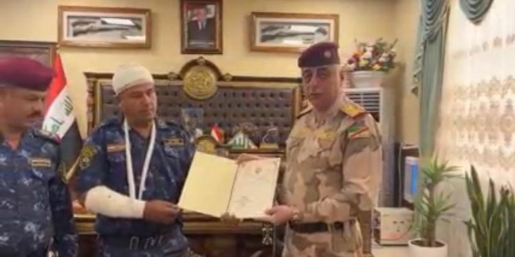 تكريم اثنيــن من منتسبي الاتحادية بعد صدهم لمهاجمة للدواعش ويخاطبهم