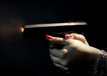 ​امرأة تطلق النار على منزل شقيقها وتقتل شخصاً اخر