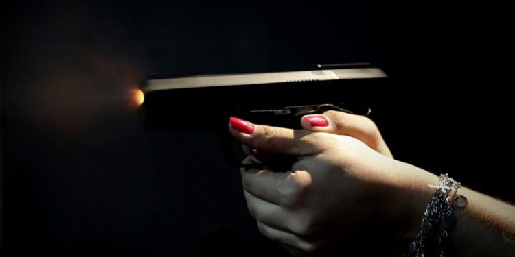 ​امرأة تطلق النار على منزل شقيقها وتقتل شخصاً اخر