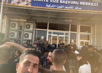 عراقيون يغلقون مكتب الفيزا التركي في النجف وانزال العلم التركي