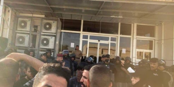 عراقيون يغلقون مكتب الفيزا التركي في النجف وانزال العلم التركي