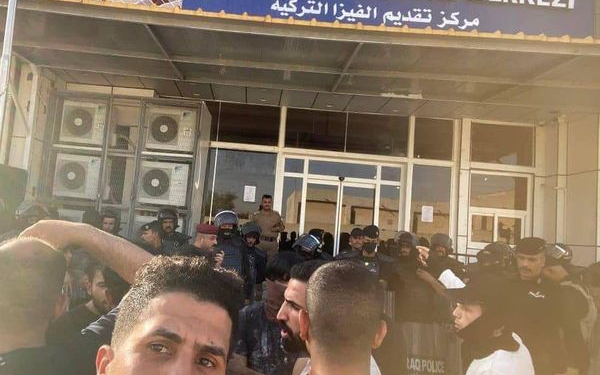 عراقيون يغلقون مكتب الفيزا التركي في النجف وانزال العلم التركي