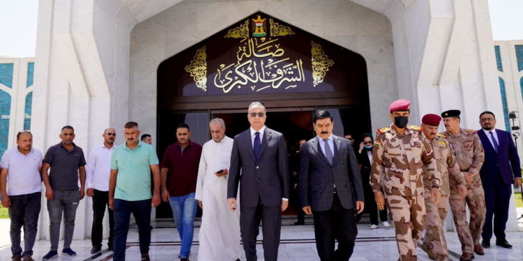 الكاظمي يستقبل جثامين شهداء الاعتداء التركي ويتقدّم مراسم التشييع الرسمي + صور