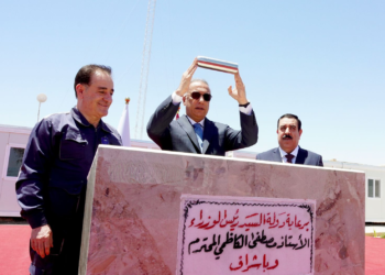 الكاظمي يضع حجر الأساس لمشروع محطة كهرباء الأنبار