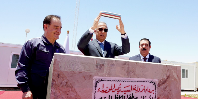 الكاظمي يضع حجر الأساس لمشروع محطة كهرباء الأنبار
