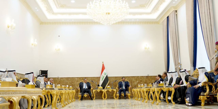 الكاظمي يلتقي جمعاً من شيوخ عشائر ووجهاء محافظة الأنبار