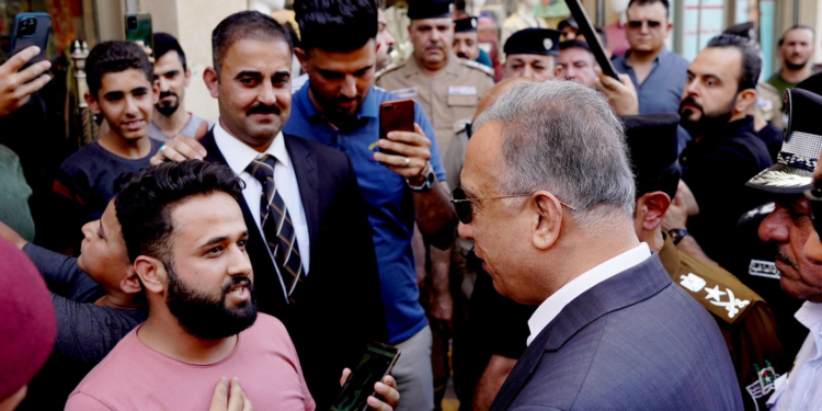 الكاظمي يتجوّل في أسواق مدينة الرمادي ويستمع لشكاوى المواطنين واحتياجاتهم