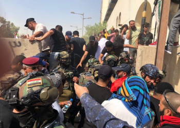 أنصار التيار الصدري يسقطون الحواجز ويعبرون بوابة المنطقة الخضراء