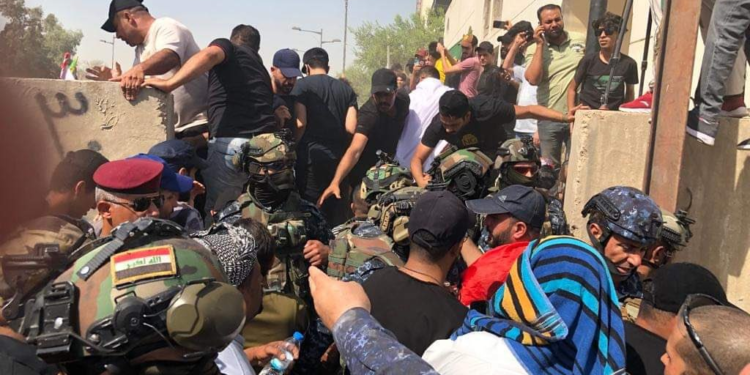 أنصار التيار الصدري يسقطون الحواجز ويعبرون بوابة المنطقة الخضراء