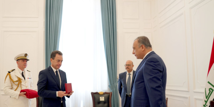 الكاظمي يتسلّم وسام الشرف من الرئيس الفرنسي