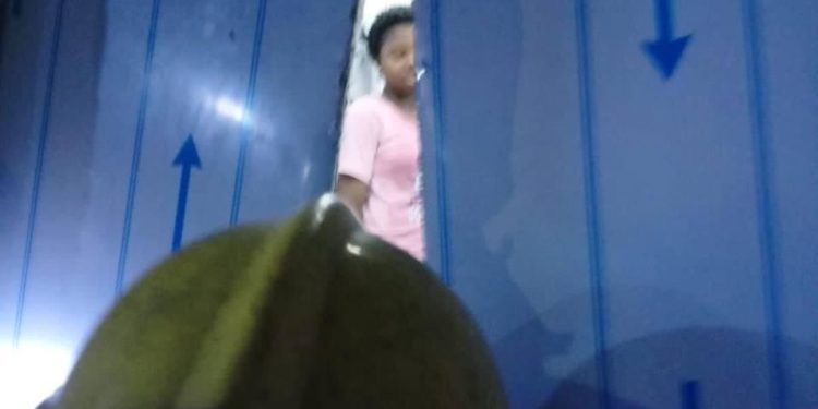 انقاذ فتاة آسيوية علقت في مصعد إحدى البنايات في بغداد + صور