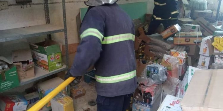 الدفاع المدني يتخلص من أفعى سامة اقتحمت مخزناً للمواد الغذائية في بغداد