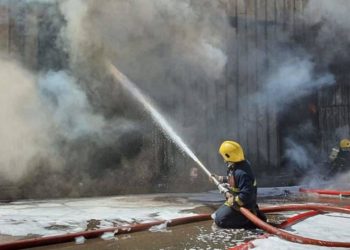 اخماد حريق اندلع لمحال لبيع الأثاث في بغداد