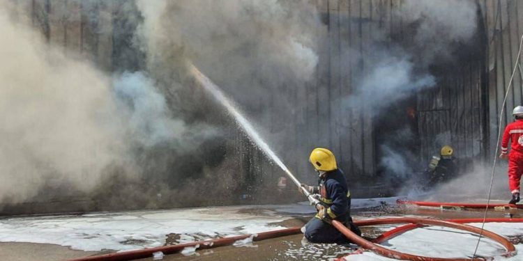 اخماد حريق اندلع لمحال لبيع الأثاث في بغداد