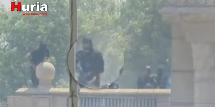 بالفيديو رصد ملثمين بزي أسود ينتشرون أعلى بوابة المنطقة الخضراء