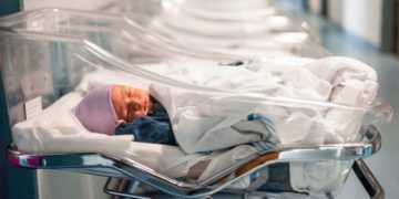 طفل عراقي يحمل باحشائه “جنين تؤام” وفريق طبي يتدخل .. “حالة نادرة”