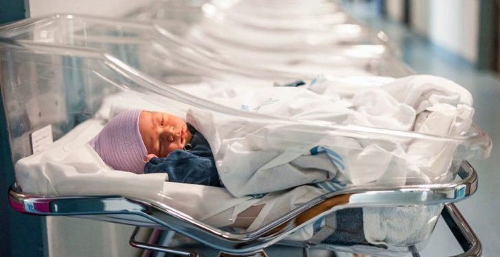 طفل عراقي يحمل باحشائه “جنين تؤام” وفريق طبي يتدخل .. “حالة نادرة”