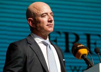 مؤسس أمازون ينتقد بايدن بســـبب “تغريدة”