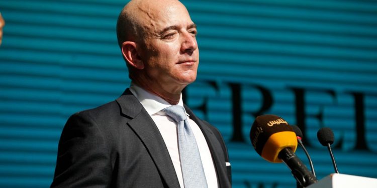 مؤسس أمازون ينتقد بايدن بســـبب “تغريدة”