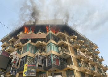 إنقاذ 9 أشخاص وإخماد حريق في بناية تجارية وسط بغداد