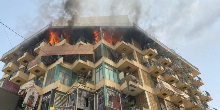 إنقاذ 9 أشخاص وإخماد حريق في بناية تجارية وسط بغداد