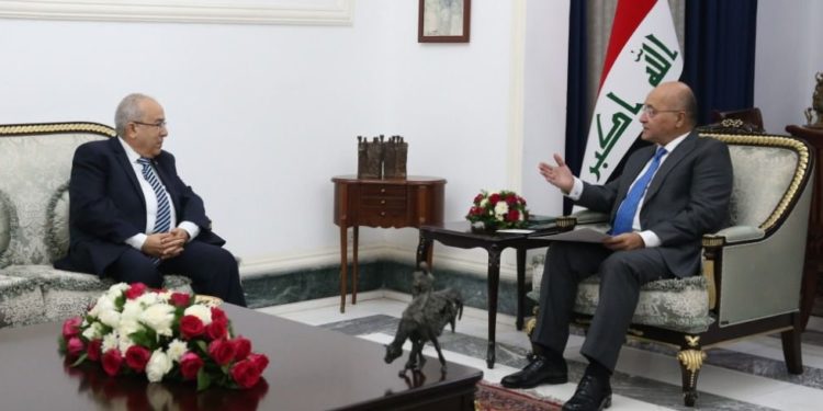 برهم صالح يتسلّم رسالة خطية من نظيره الجزائري￼