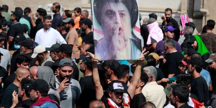 المتظاهرون يحاولون عبور بوابة التشريع عند المنطقة الخضراء