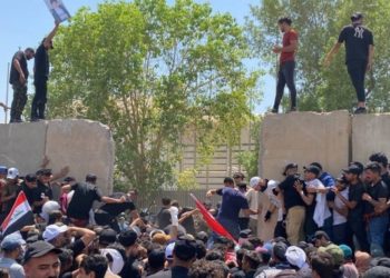المتظاهرون يتمكنون من عبور حواجز نفق الزيتون الى المنطقة الخضراء