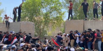 المتظاهرون يتمكنون من عبور حواجز نفق الزيتون الى المنطقة الخضراء