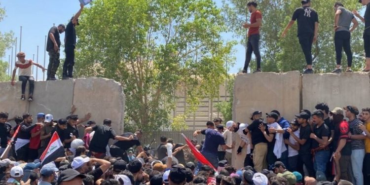 المتظاهرون يتمكنون من عبور حواجز نفق الزيتون الى المنطقة الخضراء