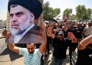 بالفيديو اقتحام بوابة وزارة التخطيط من قبل المتظاهرين