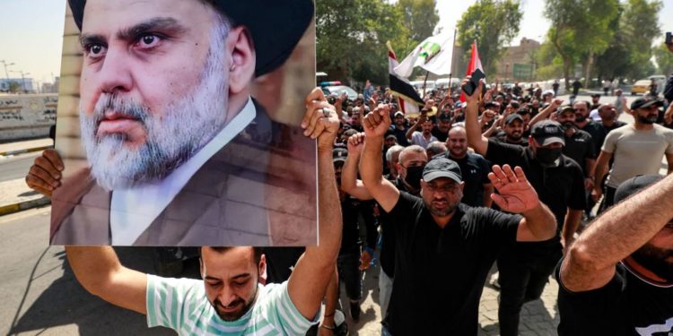 بالفيديو اقتحام بوابة وزارة التخطيط من قبل المتظاهرين