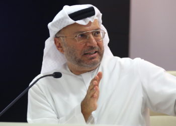 أنور قرقاش .. استقرار العراق محل اهتمام عربي وإقليمي