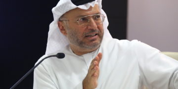 أنور قرقاش .. استقرار العراق محل اهتمام عربي وإقليمي