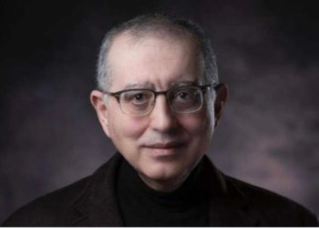 الكاظمي بين ضفّتيْــــن