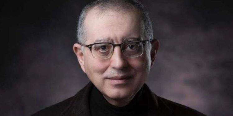 الكاظمي بين ضفّتيْــــن