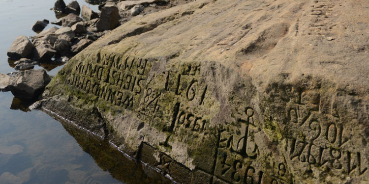 الجفاف يكشف عن منحوتات تحذر من (الأوقات الصعبة)