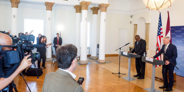  واشنطن تعزز التدريبات العسكرية في (لاتفيا) .. تخوفا من التهديدات الروسية