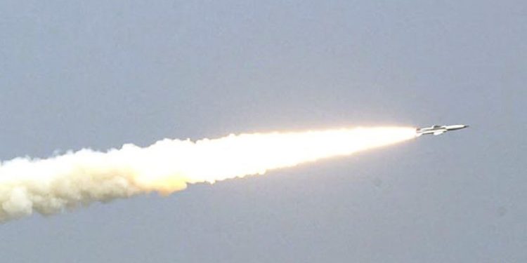 سقوط 5 صواريخ بالستية صينية في مياه اليابان الاقتصادية .. “وسط مناورات ضخمة لبكين”