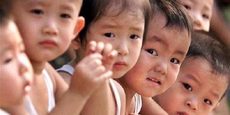السلطات الصينية تشجع المواطنين على الإنجاب