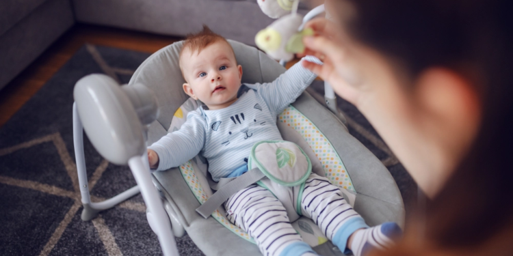 تسببت بحالات اختناق ووفاة لرضّع .. (2 مليون كرسي هزاز للأطفال) سُحبت من الأسواق