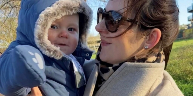 حادث مأساوي يقتل رضيعاً أثناء سير أمه به + صور