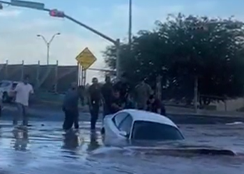 في أمريكا “بالوعة كبيرة” تبتلــــع سيارة كانت بداخلها امرأة + فيديو