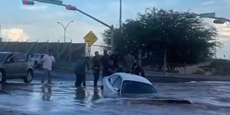 في أمريكا “بالوعة كبيرة” تبتلــــع سيارة كانت بداخلها امرأة + فيديو