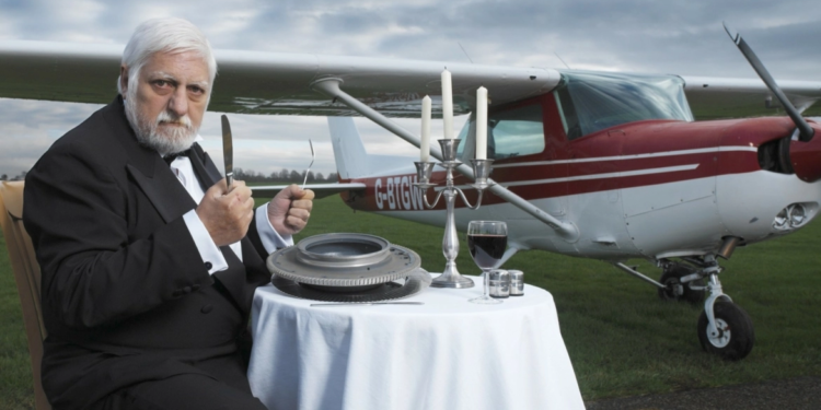 الرجل الذي أكل طائرة كاملة ! ,, يشتهي تنـــاول الأشياء الغريبة