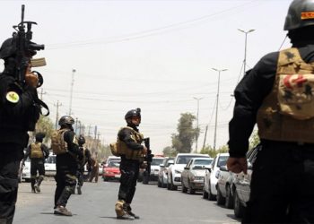 إصابة 5 أشخاص بينهم مسلحان اشتبكا مع قوة أمنية في محافظتين