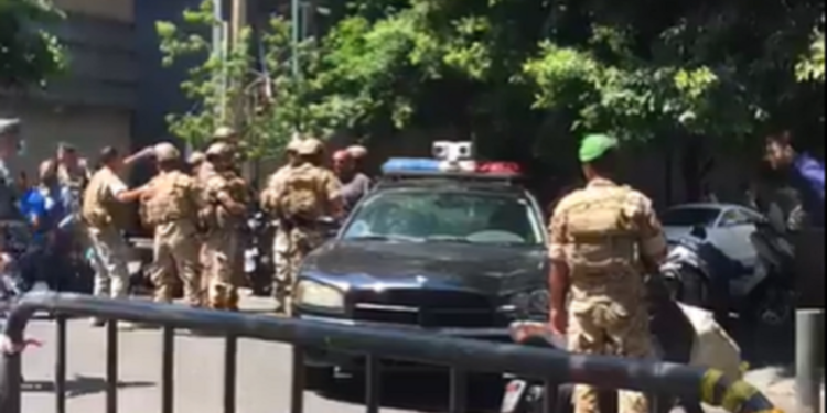 مسلح في لبنان يحتجزون مواطنين وموظفين بقوة السلاح في أحد البنوك + فيديو